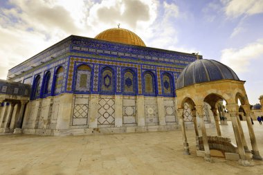 Kudüs, İsrail - 14 Mart 2017: Eski Kudüs şehrindeki Tapınak Dağı 'nda bulunan Kaya-İslami tapınağın manzarası.