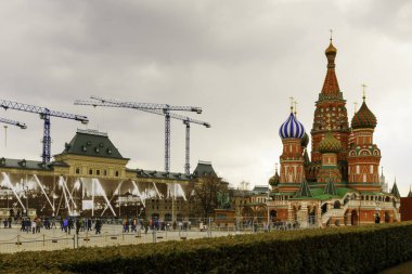 Moskova, Rusya - Kremlin müstahkem bir kompleksi Moskova Moskova Nehri güneyinde Saint Basil Katedrali ve Kızıl Meydan'a Doğu ve Batı Alexander bahçesine bakan, kalbinde olduğunu. Beş saraylar, dört katedraller içerir