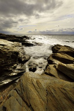 Kayalık okyanus kıyı görünümü