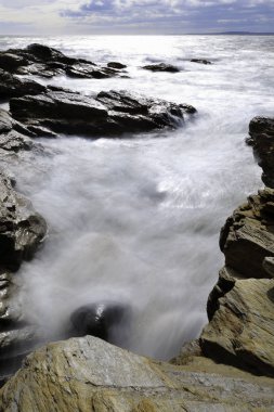 Kayalık okyanus kıyı görünümü