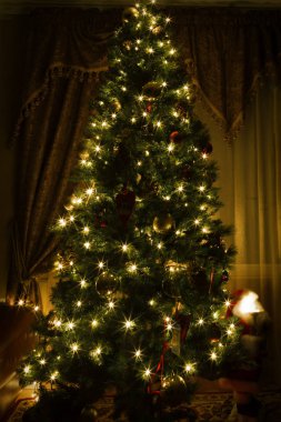 Bir Noel ağacında parlak renkli süslemeler.