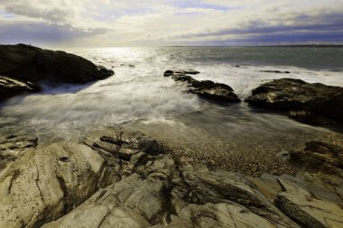 Kayalık okyanus kıyı görünümü