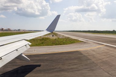 uçak penceresinden havadan görünümü.