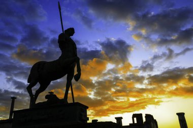 Pompei 'nin antik kalıntıları üzerinde gün batımı