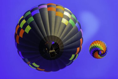 Güzel renkli hava balonları yükseliyor