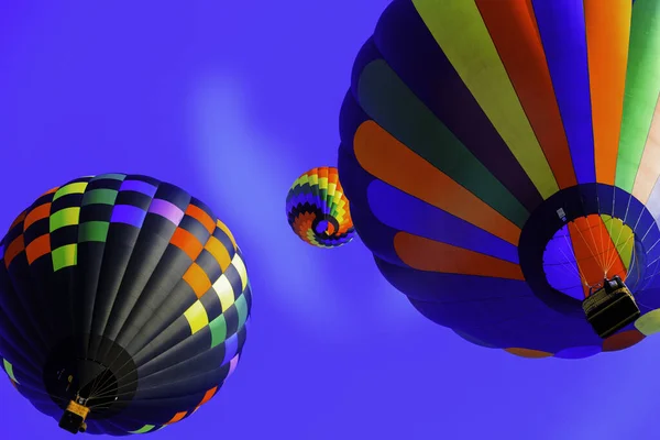 Hermosos Globos Aire Colores Elevándose —  Fotos de Stock