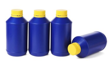 Satır mavi plastik şişe