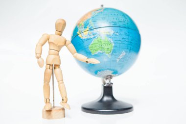 beyaz zemin üzerinde dünya ile ahşap figür hoş geldiniz için izole