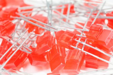 beyaz zemin üzerine kırmızı led portre