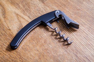 Cork vida şarap açacağı, ahşap üzerinde şişe açacağı