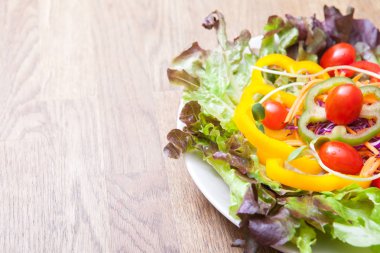 ahşap zemin üzerinde beyaz tabak taze salata