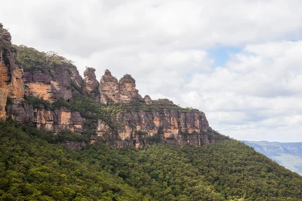 Üç kız kardeş oluşumu muhteşem manzara mavi m. kaya