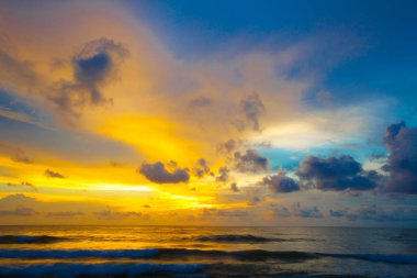 günbatımı ve plaj. Deniz güzel gün batımı