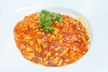 Beyaz tabak spagetti kırmızı sos