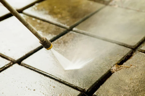 Close up Limpeza de piso ao ar livre com jato de água de alta pressão — Fotografia de Stock