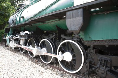 Tren geri ve beyaz jantlar