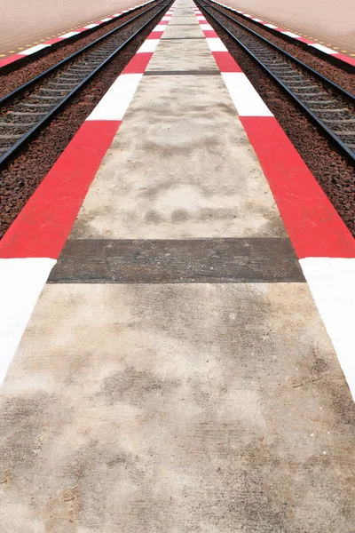 Red & white Strip Footpath between railway — Stock Photo, Image