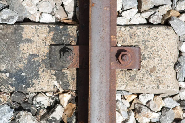 铁路顶眺望螺母和螺栓 — 图库照片