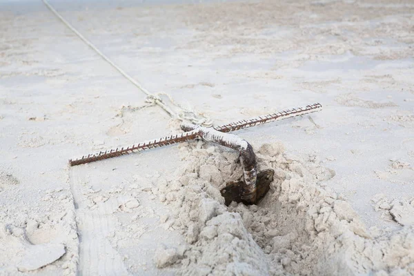 Kis rozsdás hagyományos horgony-ra egy strand, tenger mellett — Stock Fotó