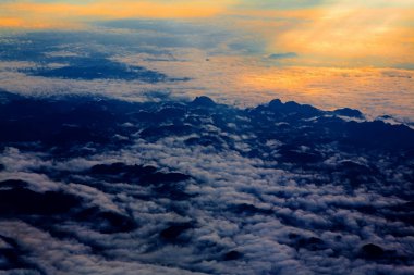 Hava gökyüzü bulutlu gün batımı veya gündoğumu. Yukarıda Uçak üzerinden