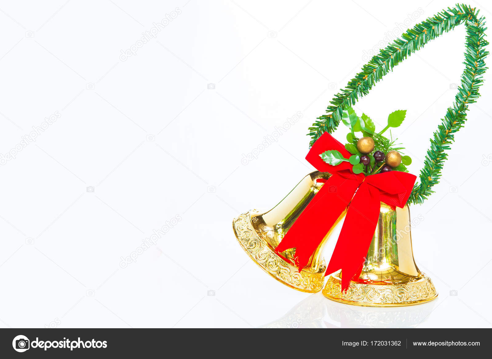 Weihnachtsglocken Baum und Band isoliert auf weißem Hintergrund
