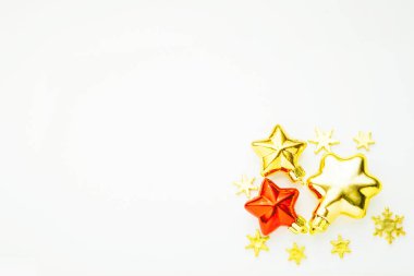 Noel süs eşyaları ve dekorasyonlar. Altın yıldızlar ve kırmızı yıldız 