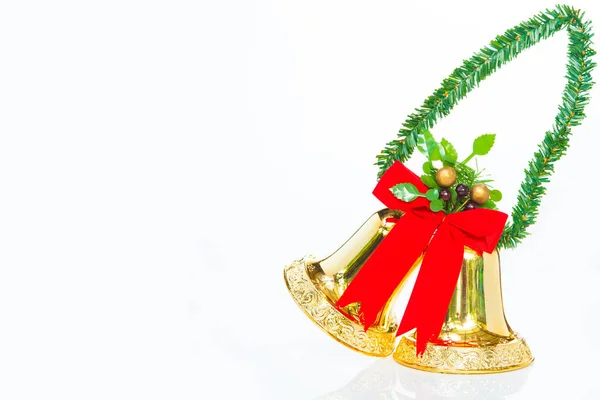 Vánoční zvonky strom a stuha izolovaných na bílém pozadí — Stock fotografie