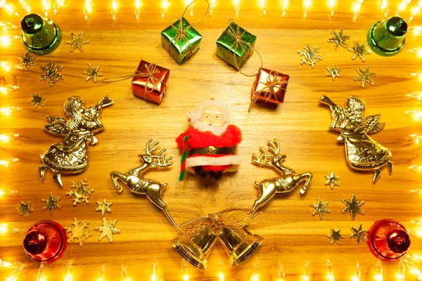 Рождественские огни рамка на золотом фоне дерева. — стоковое фото