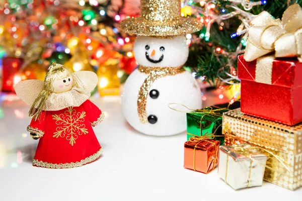 ギフト ボックスの天使、雪だるまのクリスマス グッズの装飾。やお正月 — ストック写真