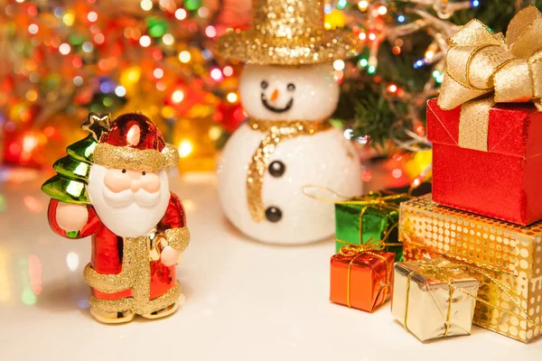 ギフト ボックスのサンタと雪だるまクリスマス グッズ装飾。やお正月 — ストック写真