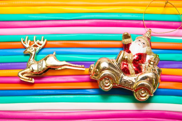 サンタと風船、虹、カラフルな背景に鹿 — ストック写真