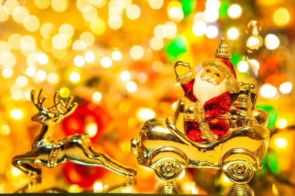 Weihnachtsmann mit Geschenken auf Auto mit Weihnachtshirsch, auf Bokeh-Rücken — Stockfoto