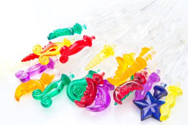 Beyaz arka plan üzerinde renkli plastik kokteyl çubuğu