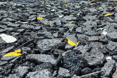 Asfalt yollar yok edildi