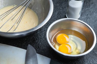 yemek pişirmek için metalik kase yumurta 