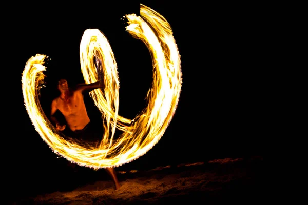 Incredibile spettacolo di fuoco di notte sulla spiaggia Thailandia Immagini Stock Royalty Free