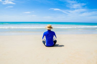 adam güzel Sahilde meditasyon