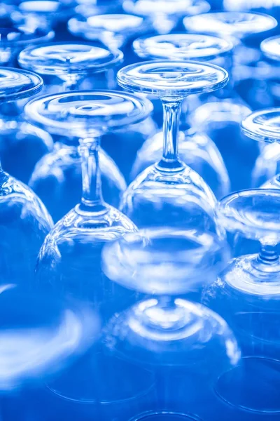 Grupo de copo de vinho vazio de cabeça para baixo em linha tom azul — Fotografia de Stock