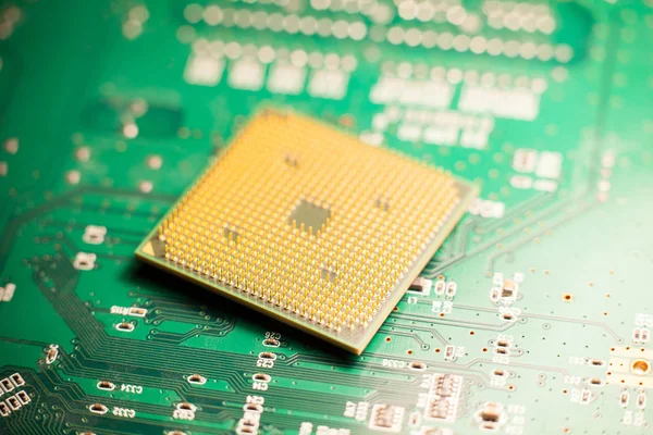 Microprocesador o CPU en una placa de circuito — Foto de Stock