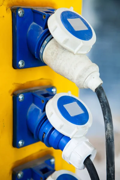 Stekker en elektrische kast met verbindingslijnen biedt e — Stockfoto