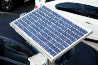 güneş fotovoltaik paneller üzerinde kirli toz