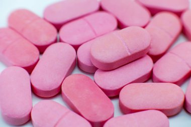 Tablet vitamin ya da hapları pembe yığını