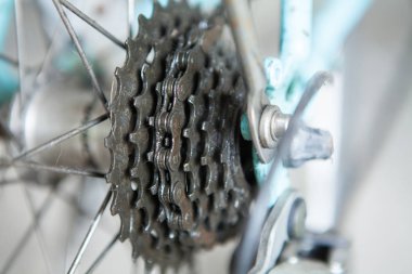 Bir bisiklet dişli mekanizması ve arka tekerlek üzerinde zincir closeup