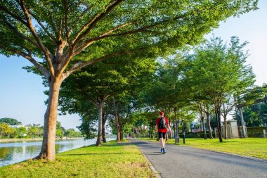 Jogging parça kamu yol yol üzerinde yürüyen adam BM park