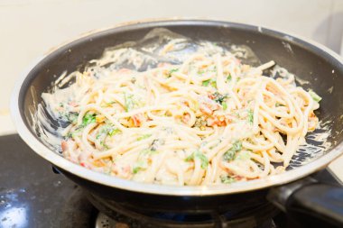 beyaz sos spagetti carbonara pan pişirme