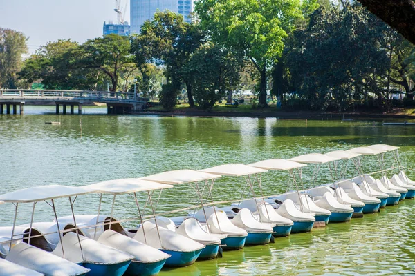 White pedal boats on the lake in Lumpini Park, Thailand — стоковое фото