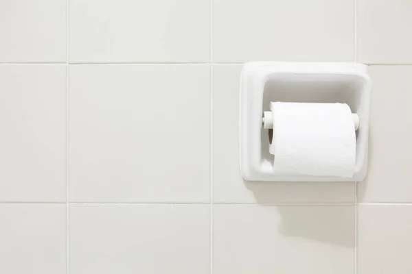 Toiletpapier rol gemonteerd op een betegelde muur — Stockfoto