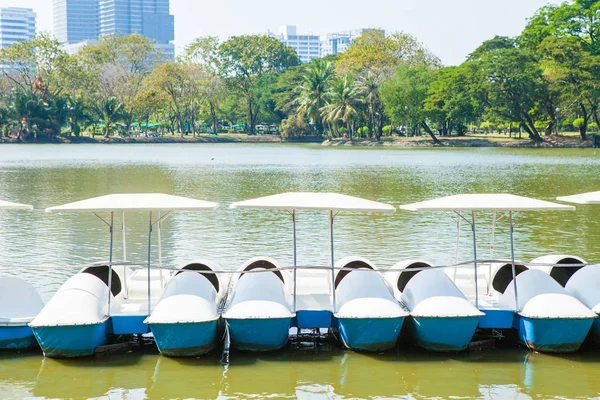 タイのルンピニー公園で湖の白いペダルボート — ストック写真