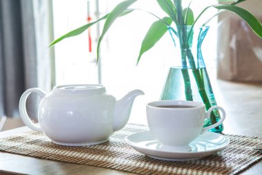  çay potu bambu hasır üzerinde ayarla