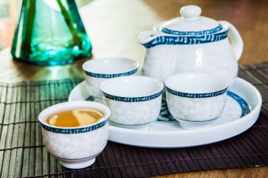  çay potu bambu hasır üzerinde ayarla